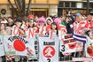 沿道には代表のユニフォームを着たり、横断幕を作って声援を送るファンがたくさん! 撮影/渡邉智裕