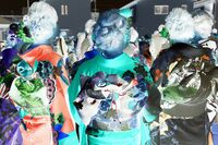 振り袖女性の背中に、ソースをかけた男の「かわいそう」な犯行理由