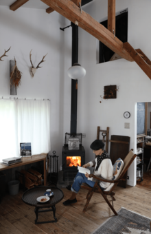 薪ストーブが家中を暖かくする。木が燃える匂い、炎が心地いい