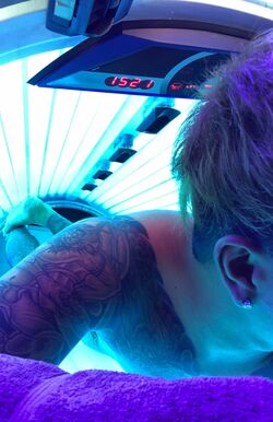 2019年8月28日、交際相手の娘（4歳）を暴行して死なせた日渡駿容疑者。全身に入った刺青を見せる投稿が多い（本人のSNSより）