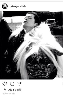 祝い事や祭礼、厄払いなどで使う獅子頭を持った信太容疑者（Instagramより）