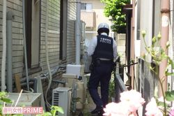 路地に面した閑静な住宅街の一角にある