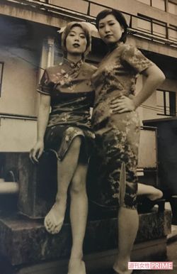 アート活動に夢中になった20代。左が上田さん