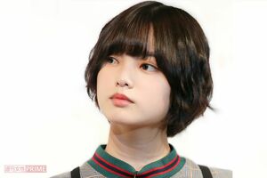 レアな平手友梨奈さんのアイドル時代のクッションです！！ 平手友梨奈“0円ワンマンライブ”開催も《会場代は事務所負担？》懸念