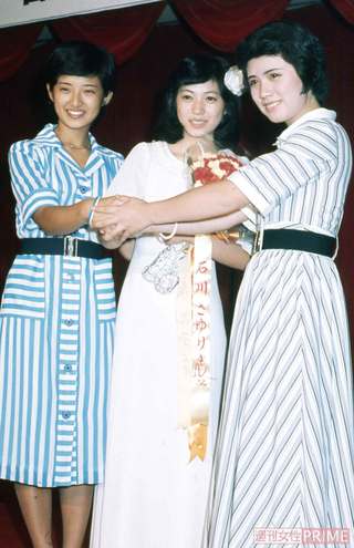 森昌子、山口百恵、石川さゆりがイベントで手をたずさえる（1975年8月27日）