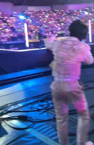 ファンのスマホで“自撮りファンサ”を行う『美 少年』の浮所飛貴（ツイッターより）