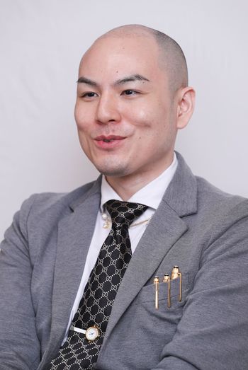 祖母、母と不動産を営む昌俊さん