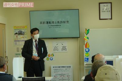 講義に耳を傾ける高齢ドライバーたち。免許更新時の講習は'97年から義務化された