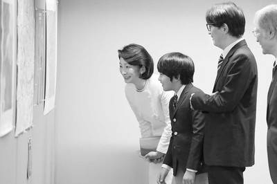 ご両親と国際的な地図コンテストの応募作品の展示会を鑑賞された悠仁さま（7月15日）