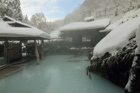 雪景色の中で乳白色の湯が映える混浴露天風呂　※天候や周辺環境によって閉鎖あり、事前に確認を