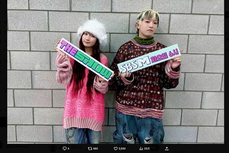 韓国の『THE SHOW』の公式XのYOASOBI、Ayaseの首にはタトゥーを隠すためのテーピングが見える