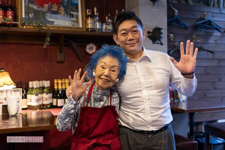 5代目の息子・大作さんと二人三脚で味を守ってきた。「私が健康で働けるのも息子のおかげ　撮影／斎藤周造