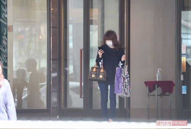 '18年4月6~7日、柳沢が前泊したホテルから出てきたAさん