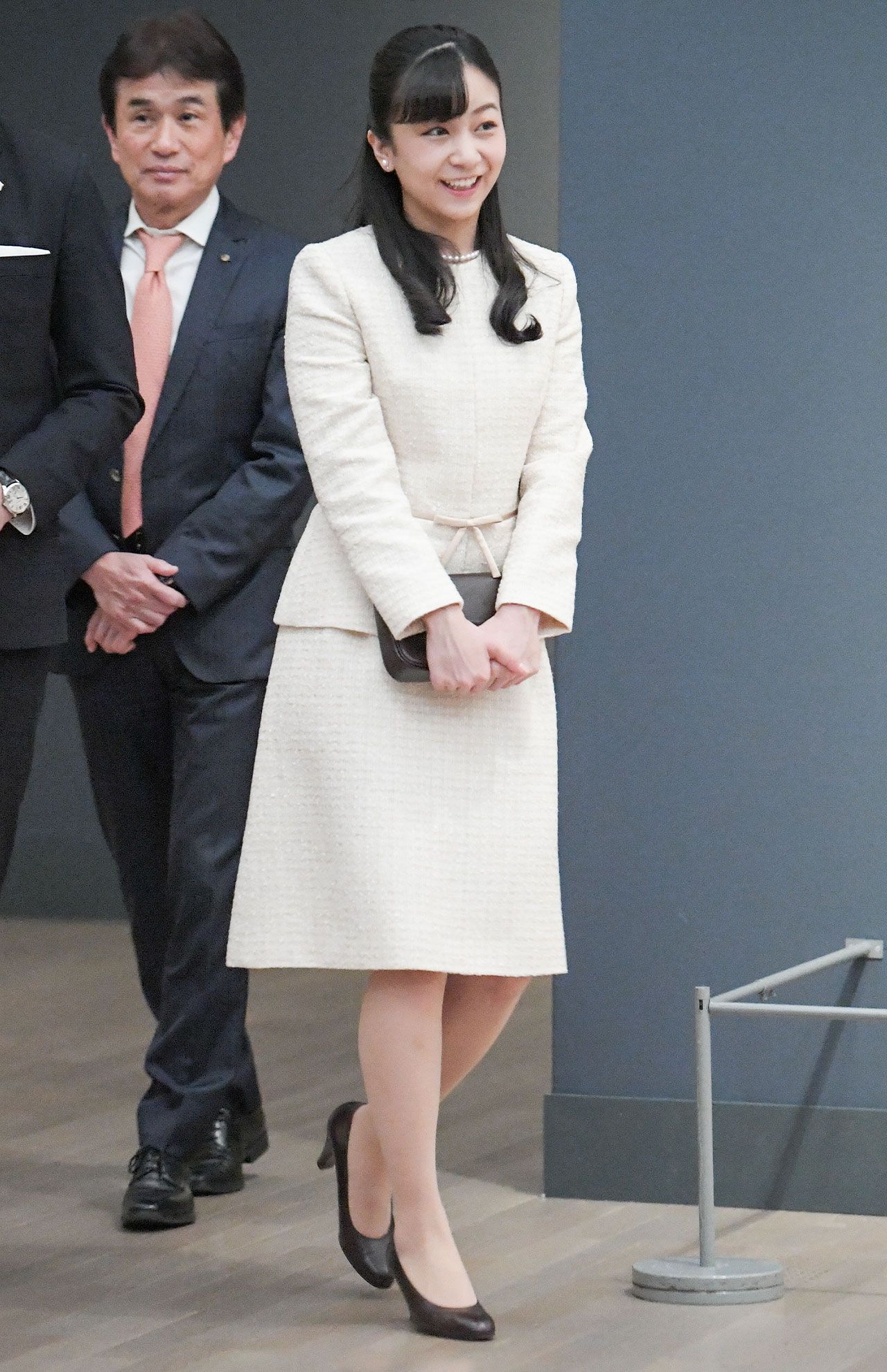 '20年2月、国立新美術館での企画展『ブダペスト ヨーロッパとハンガリーの美術400年』に足を運ばれた佳子さま。ツイードのセットアップは、ウエストのリボンがポイントになっている。長い巻き髪もあいまって、とてもフェミニンで華やかな印象　撮影／JMPA