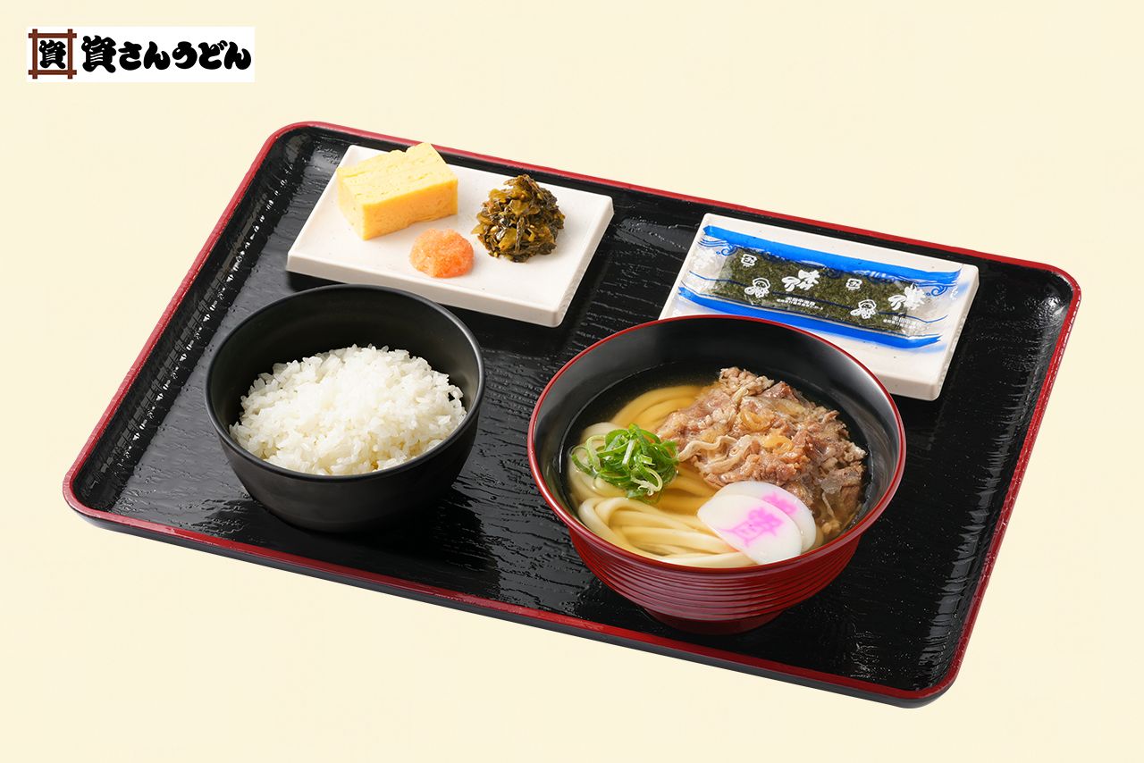 「資さんうどん」肉うどんに味付けのり、おかずセット、中ライスが付いた朝限定メニュー。うどんとご飯を両方楽しめるので満足感が高い。「肉うどん定食」614円