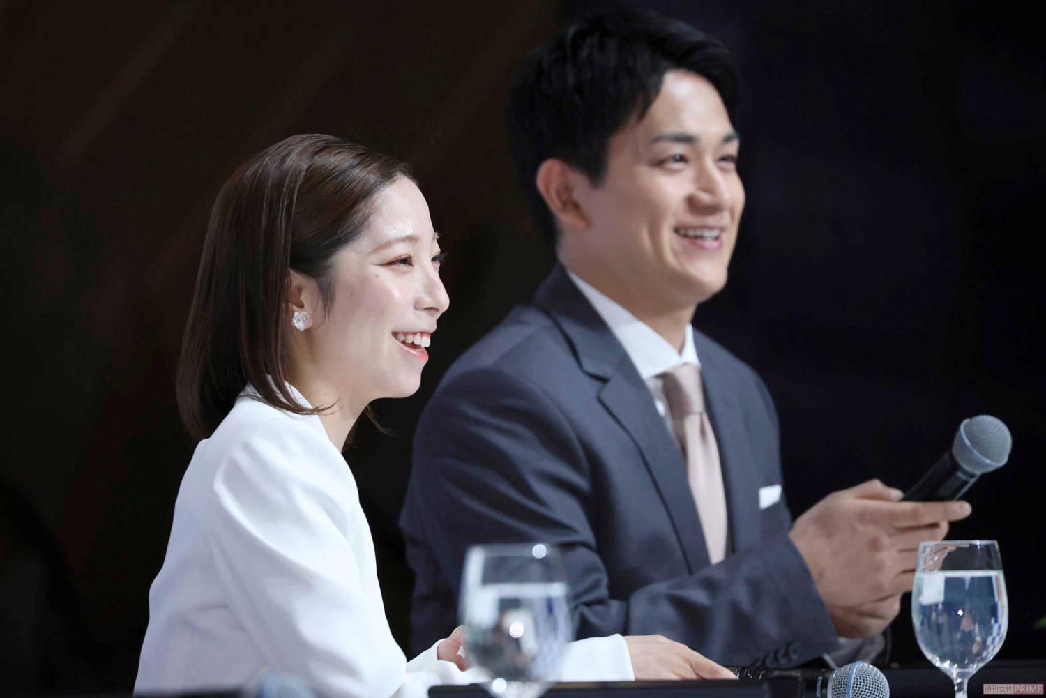 4月28日、引退会見を行ったフィギュアスケ―トの“りくりゅう”ペアこと三浦璃来（左）と木原龍一