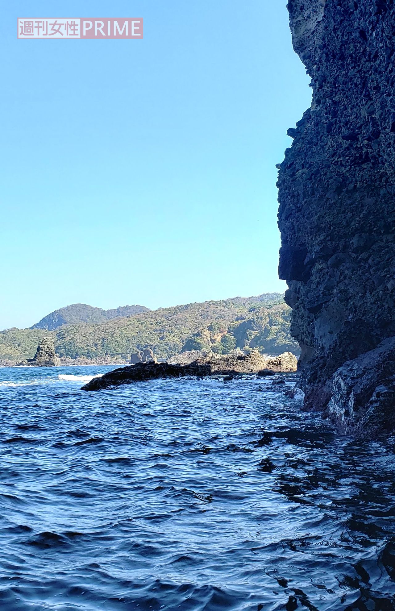 神話が伝わる「新潜戸」と、子どもたちの魂が集まる「旧潜戸」の2つの洞窟を巡る加賀の潜戸の遊覧船　撮影／編集部