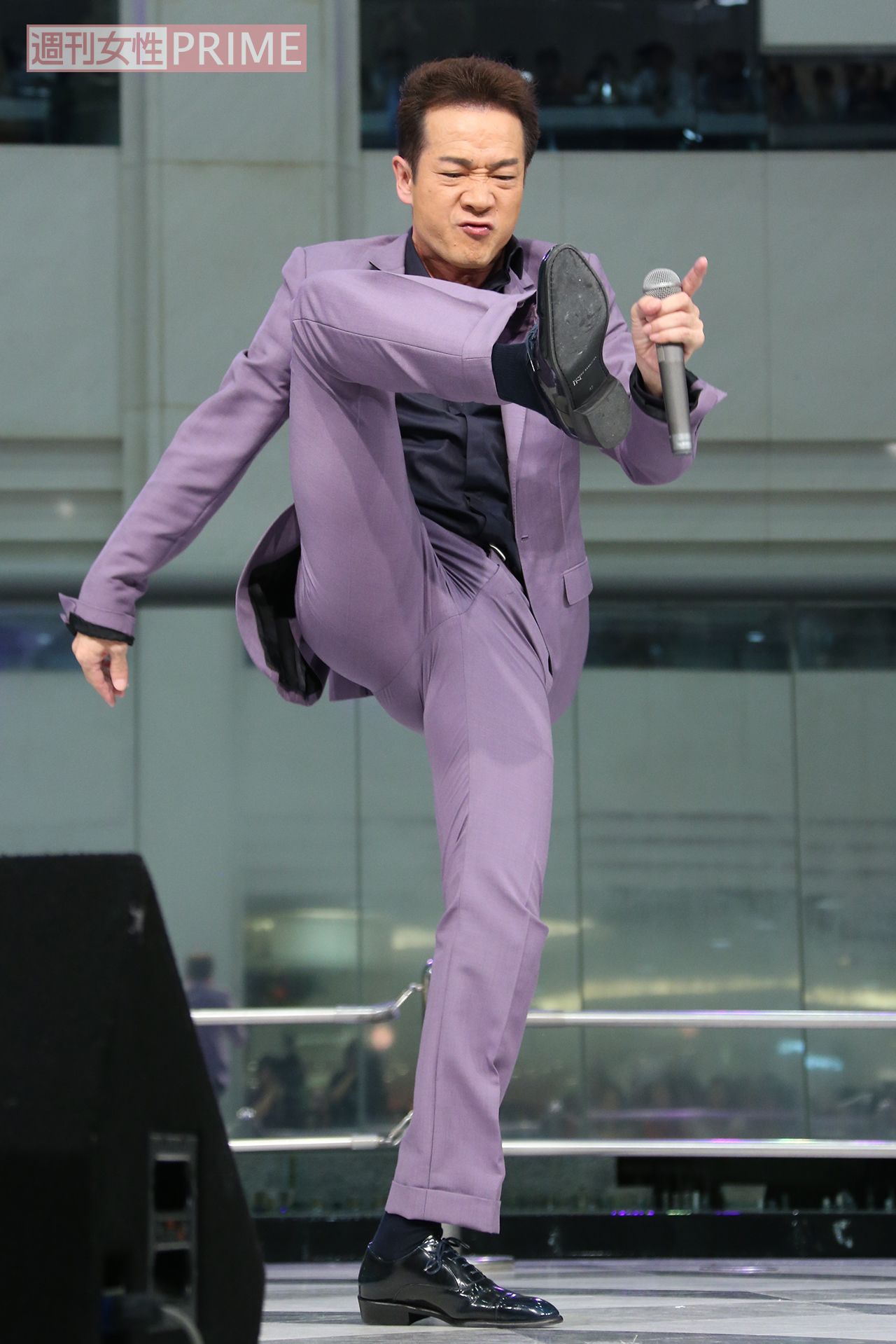 キレッキレのダンスで魅了する田原俊彦