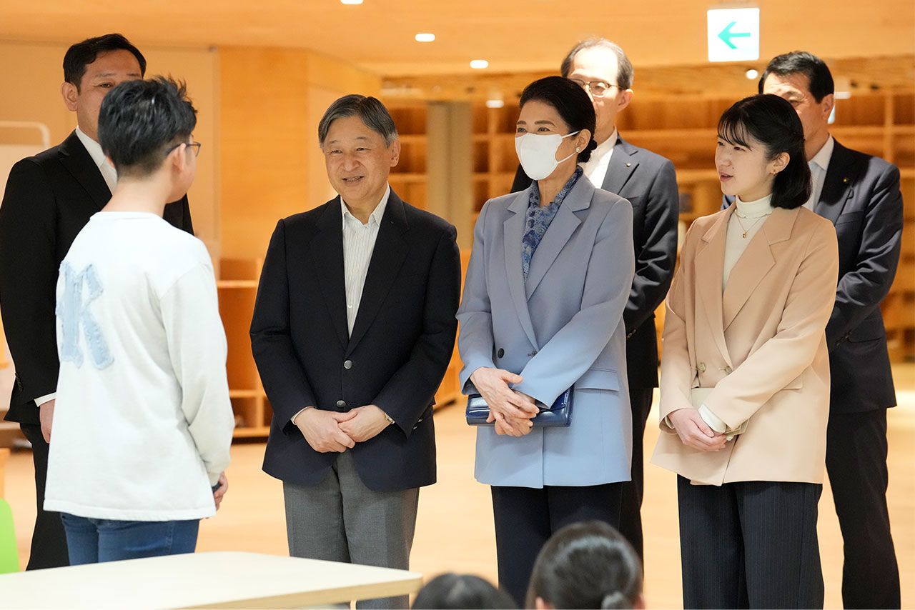 天皇陛下、雅子さま、愛子さまのご一家は2日間で計6人と懇談された。笑顔がこぼれる場面も多く見られた