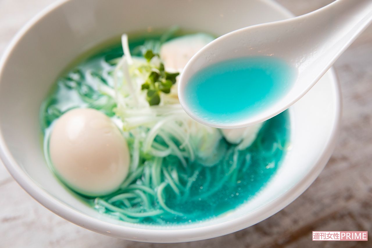 スープはブルーハワイ色