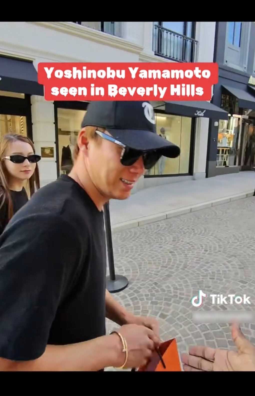 山本由伸とNikiの仲が明るみに出た「ビバリーヒルズデート」。お揃いのブランドのサングラスを着用（TikTokより）