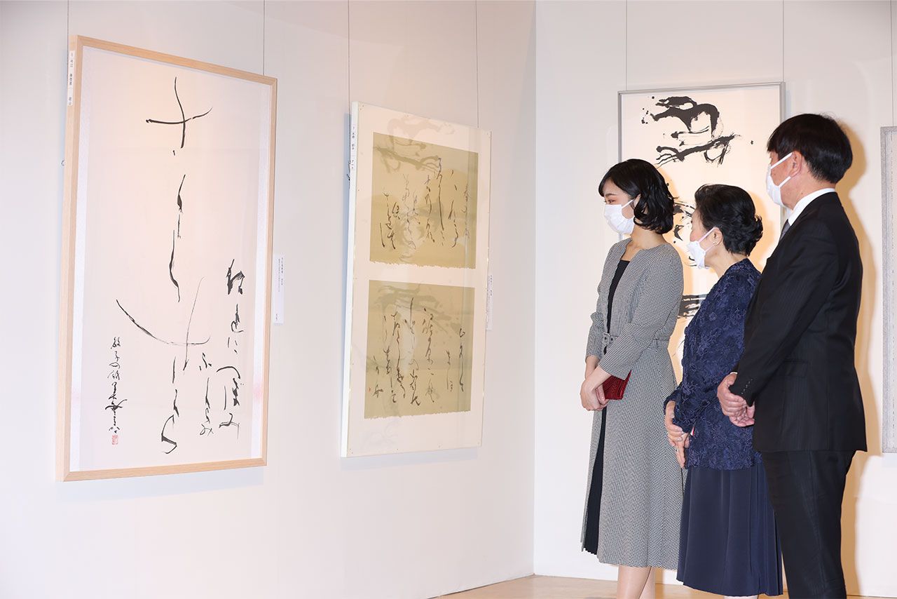 子どものころに書道を習った経験のある佳子さまは桜をテーマにした書を熱心にご覧になっていた
