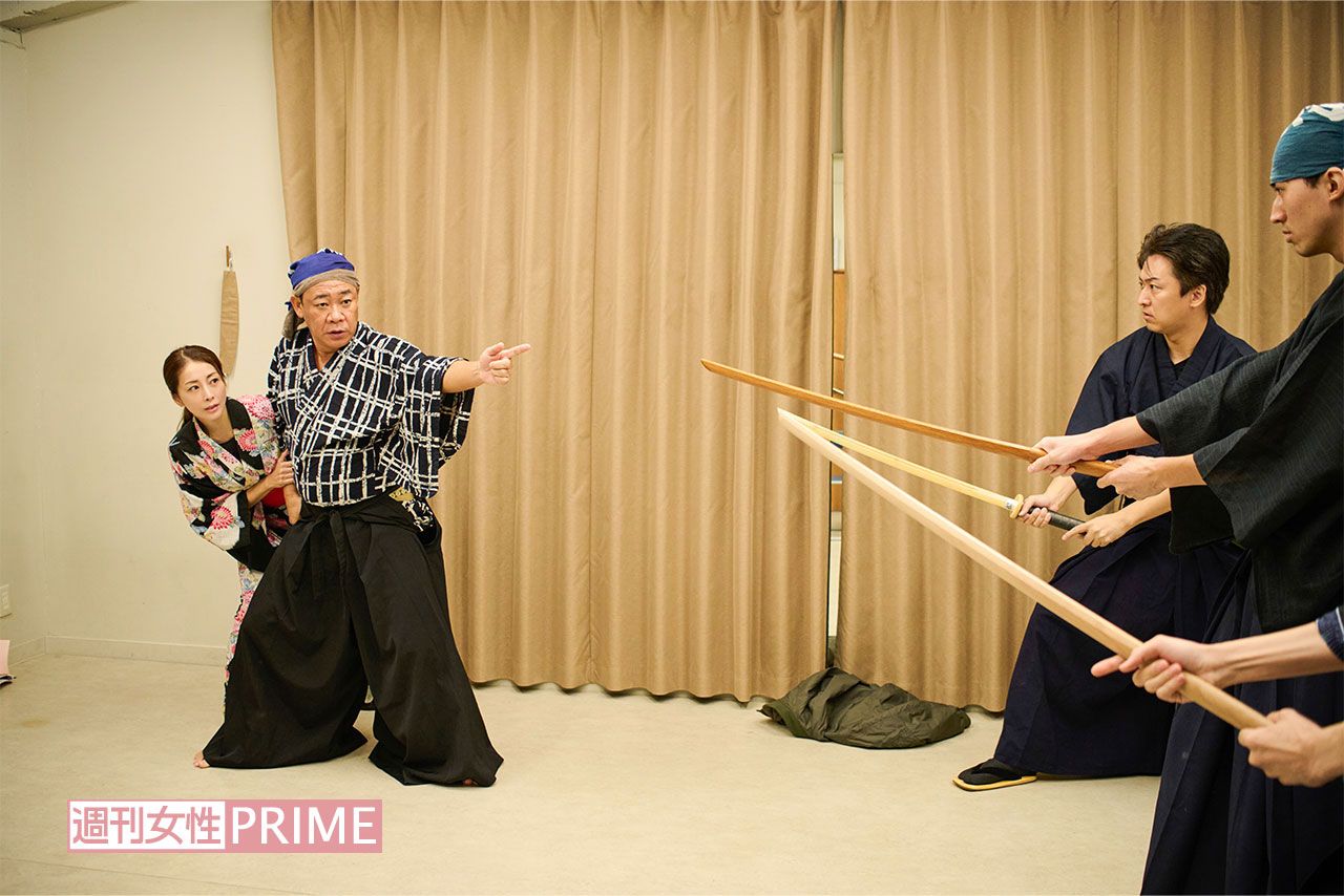 劇団の主宰者で坂本龍馬役の泉堅太郎とディスカッションする熊切あさ美　撮影／山田智絵