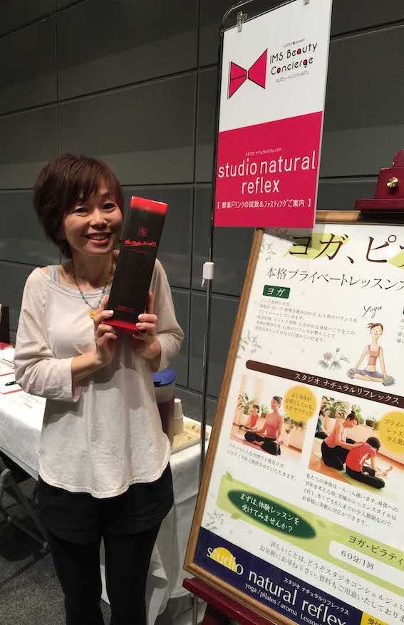 離婚後、西崎彩智さんはヨガスタジオの受付の仕事を始めるも時給は800円。財産分与も養育費もなかったため、何度か電気が止まったり貴金属を質屋に持っていったことも