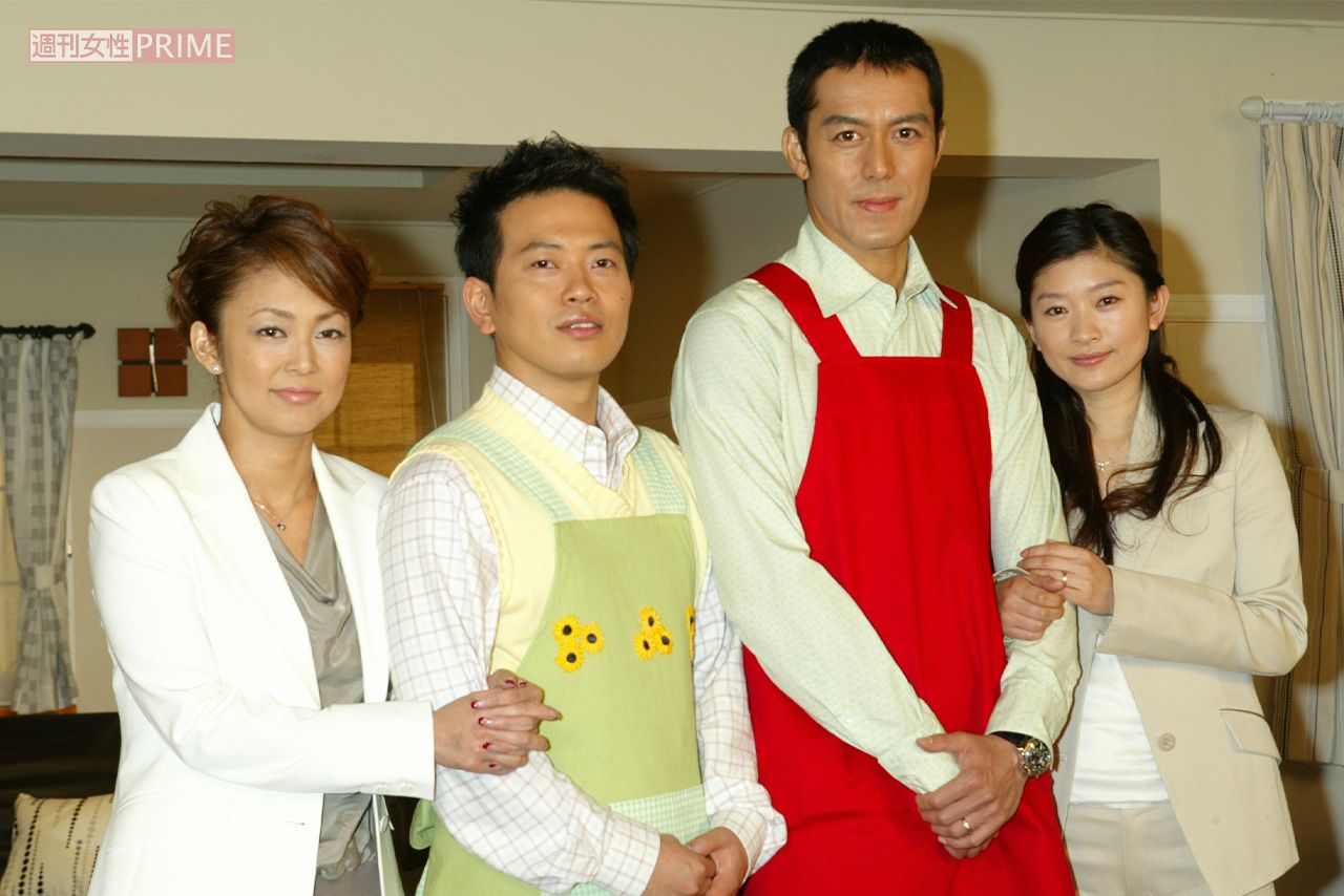 左から中島知子、宮迫博之、阿部寛、篠原涼子。『アットホーム・ダッド』制作発表にて（2004年）