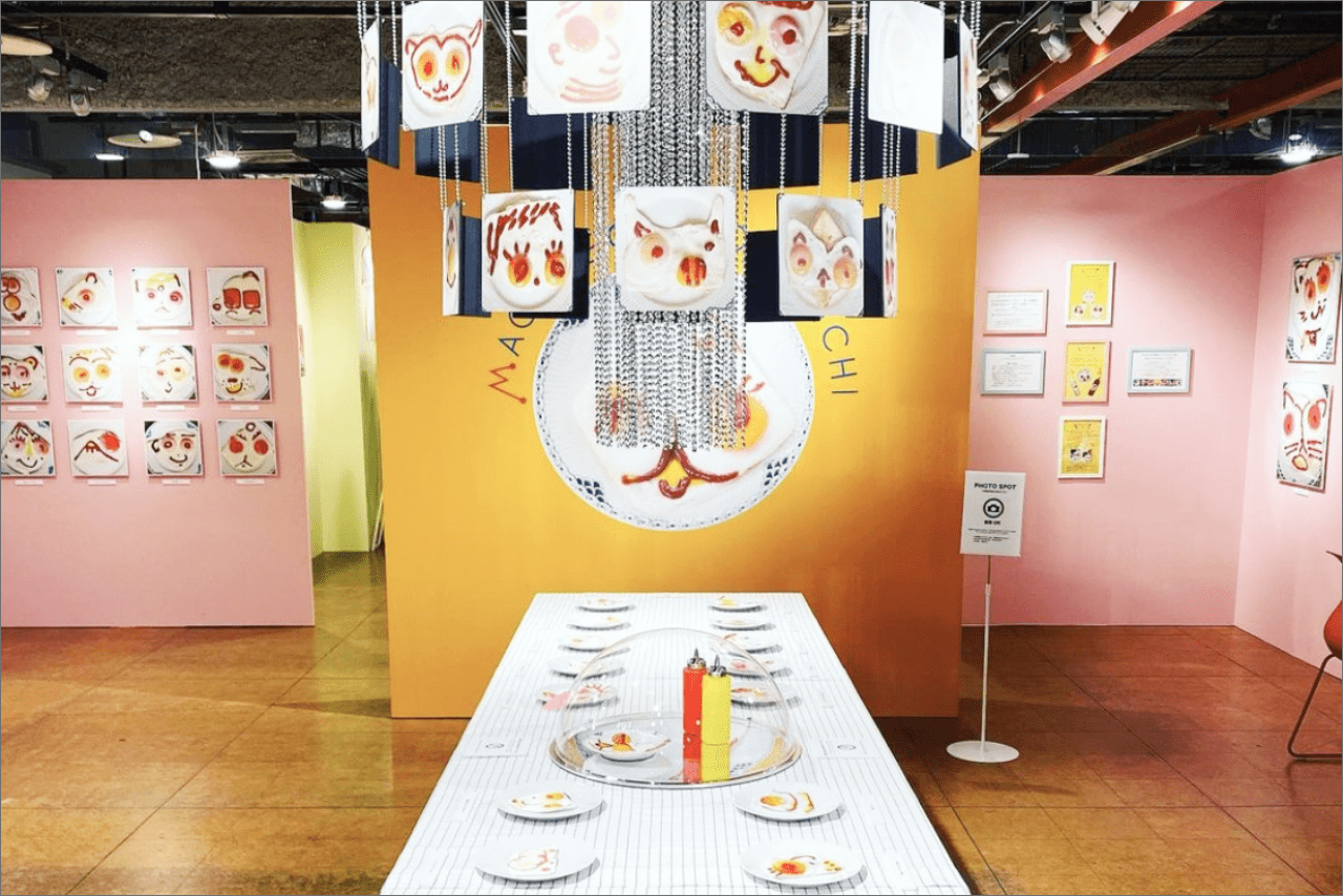 個展には大地真央画伯本人も参加。ベレー帽とボーダーシャツでオシャレに（公式サイトより）