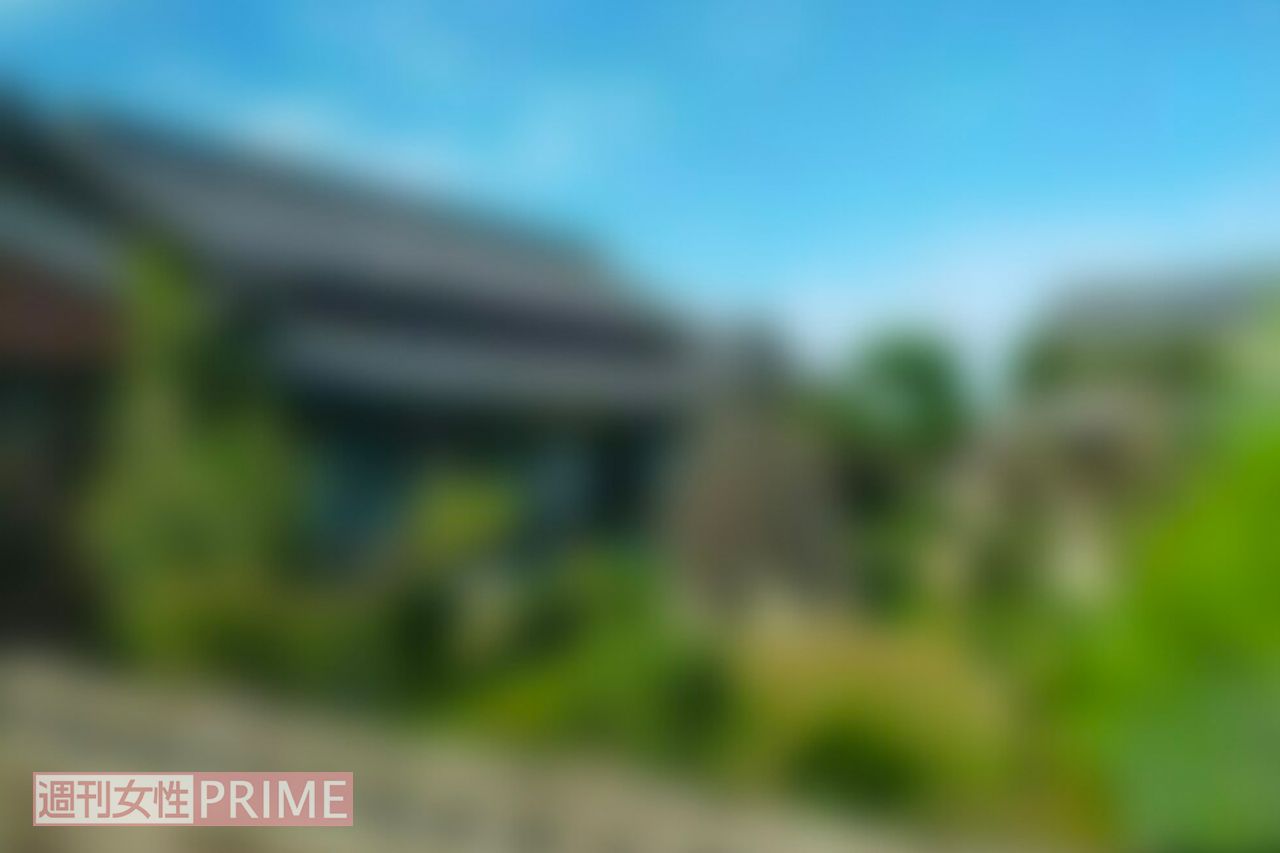 津市内にある容疑者の実家。土地は全部あわせて1000平方メートルほどと広く、立派な庭がある