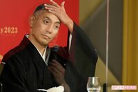 市川海老蔵改め市川團十郎、襲名パンフレットに歌舞伎ファンがざわつく!松たか子の父・松本白鸚からの“辛…