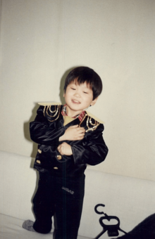 お兄さんのお遊戯会の衣装を着てご満悦。3歳のころ