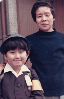 幼少期の歌川さん（左）を救った、たった1人の味方“ばあちゃん”と