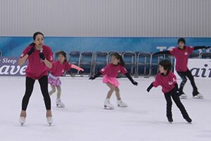 ショーの公演後、子どもたちにスケートのレッスンをする浅田（エアウィーヴHPより）