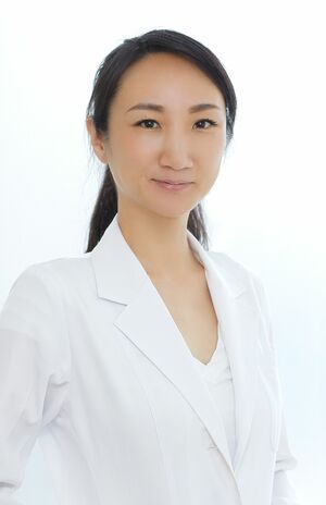 蘆田英珠先生（48歳）●医師、代官山クリニック院長。東京慈恵会医科大学卒業後、北里研究所病院美容医学センターで美容を学び美容皮膚科医時代に分子栄養学に出合う。産婦人科で卵子アンチエイジング外来を日本で初めて立ち上げ、現在も外来を担当。クリニックでは美容治療を担当している。