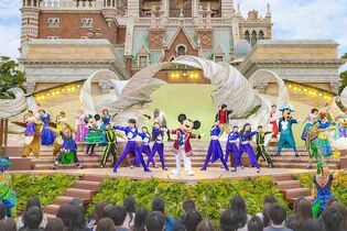 《東京ディズニーシー》外国人グループが“地べた飯”?《キャストはなんで注意しないの》《AIなのでは?》カオス状態に運営の見解は