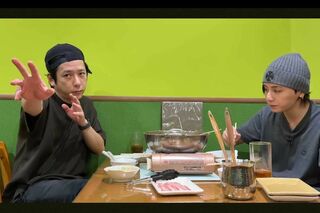 有名ホスト・軍神のポーズをキメる二宮和也(『よにのちゃんねる』より)