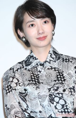 猫背がコンプレックスだという波瑠