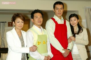 左から中島知子、宮迫博之、阿部寛、篠原涼子。『アットホーム・ダッド』制作発表にて（2004年）