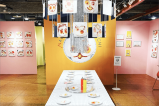 個展には大地真央画伯本人も参加。ベレー帽とボーダーシャツでオシャレに（公式サイトより）