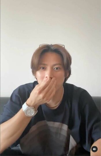 8月14日の生配信で、現在の定価が1000万円を超えるという超高級時計を着用した平野紫耀。腕元でダイヤが輝いていた（本人のインスタグラムより）