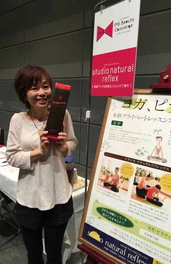 離婚後、西崎彩智さんはヨガスタジオの受付の仕事を始めるも時給は800円。財産分与も養育費もなかったため、何度か電気が止まったり貴金属を質屋に持っていったことも