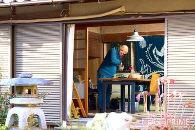 奈良の作業場で1日1個、わんをつくる篠原さん。縁側から中庭を眺めて茶を飲んだり、ひょっこり訪れた近所の人たちと談笑しながら過ごすのどかな時間が気に入っているという　撮影／伊藤和幸