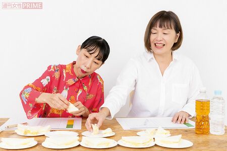 コンビニのたまごサンドをジャッジ中！　撮影／矢島泰輔