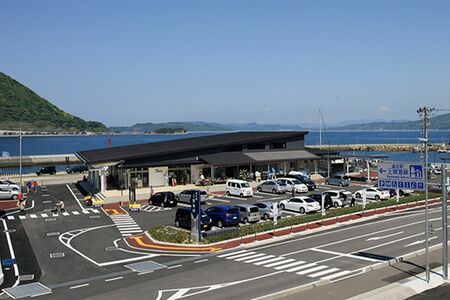 目の前は漁港。毎週日曜日は「室津朝市」を開催（8:20から、なくなり次第終了）