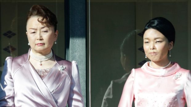 今年の新年一般参賀での信子さま（左）と彬子さま。公務先でも言葉を交わされない