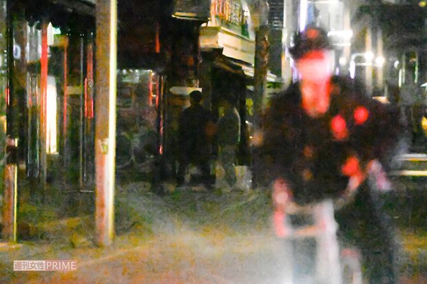 一団を注意し終えて引き上げる警察官。奥に見えるのが成宮たちのグループ