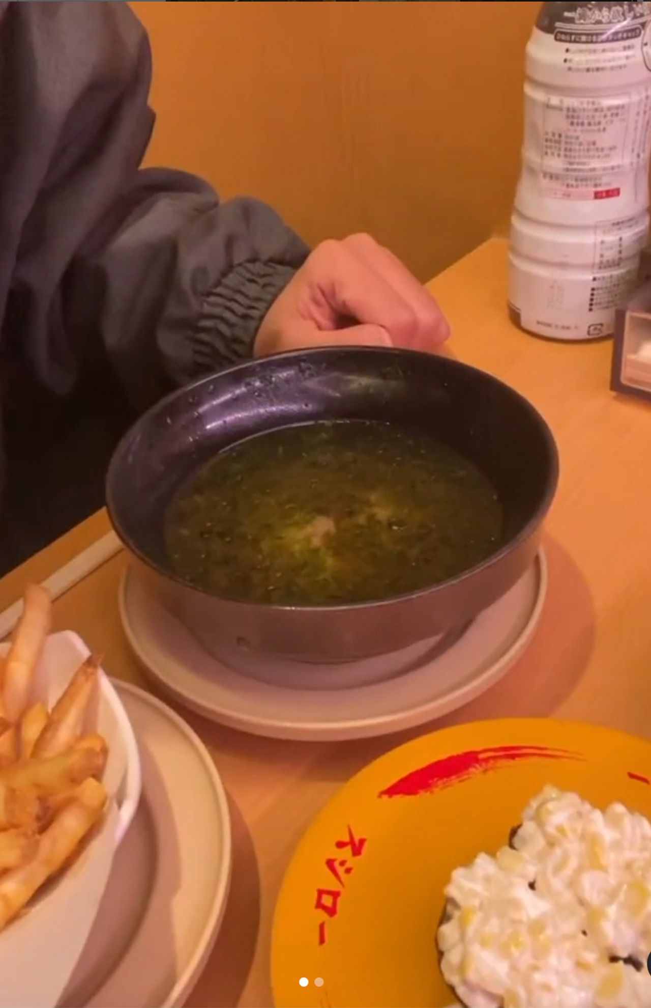 回転寿司ペロペロ騒動後にパトロールに出かけるも、美味しすぎて食事に夢中になった小籔千豊