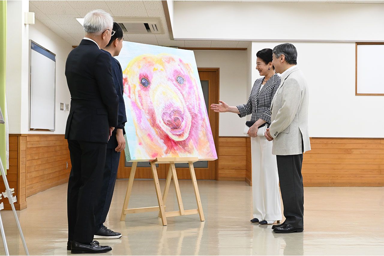 動物画家・石村嘉成さんが描いたピースの肖像画も鑑賞された両陛下